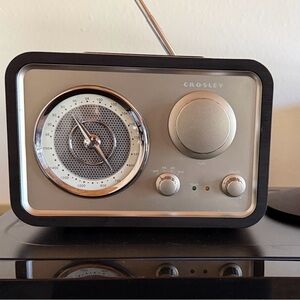 Analog Crosley Silver and Black Vintage Radio